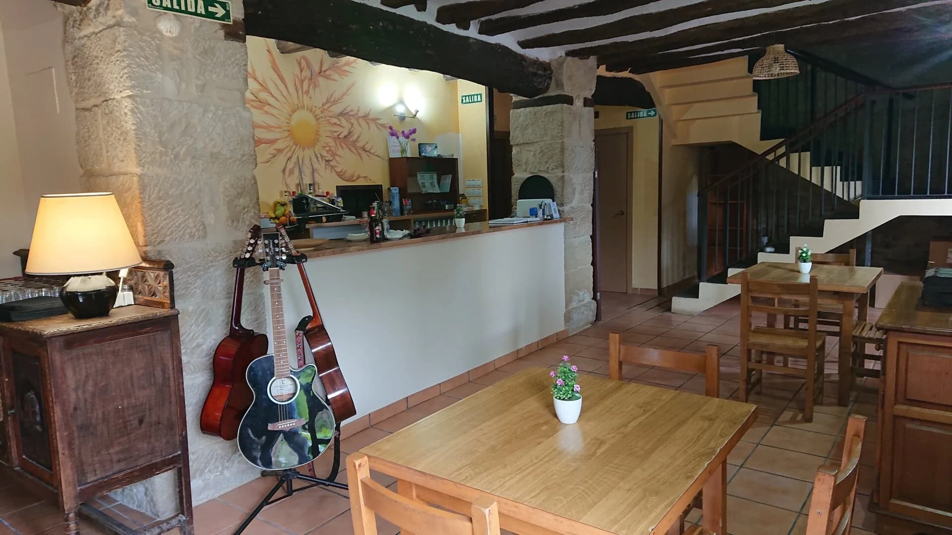 Entrada al jardin desde la cafeteria