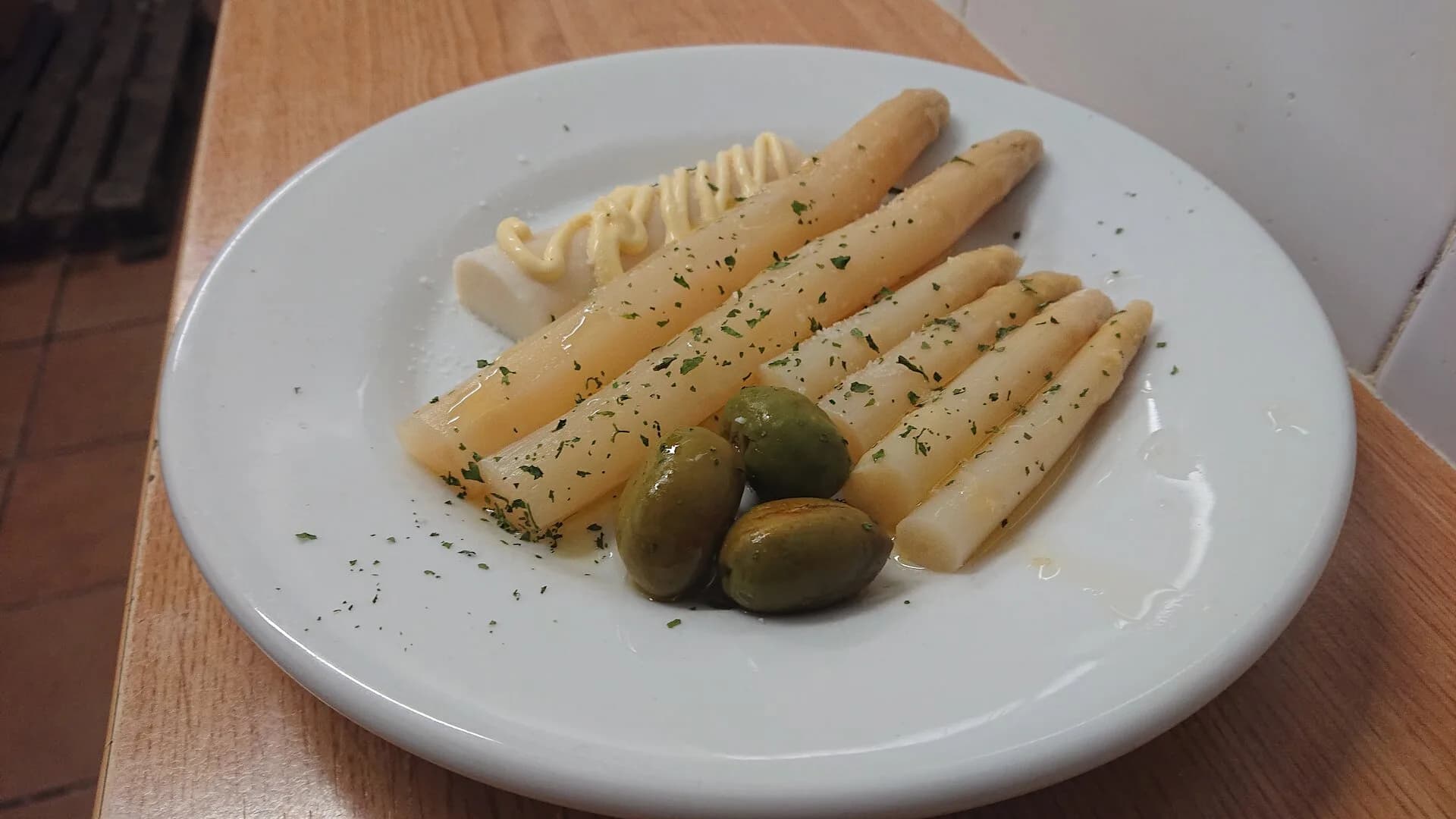 Salón comedor con instrumentos