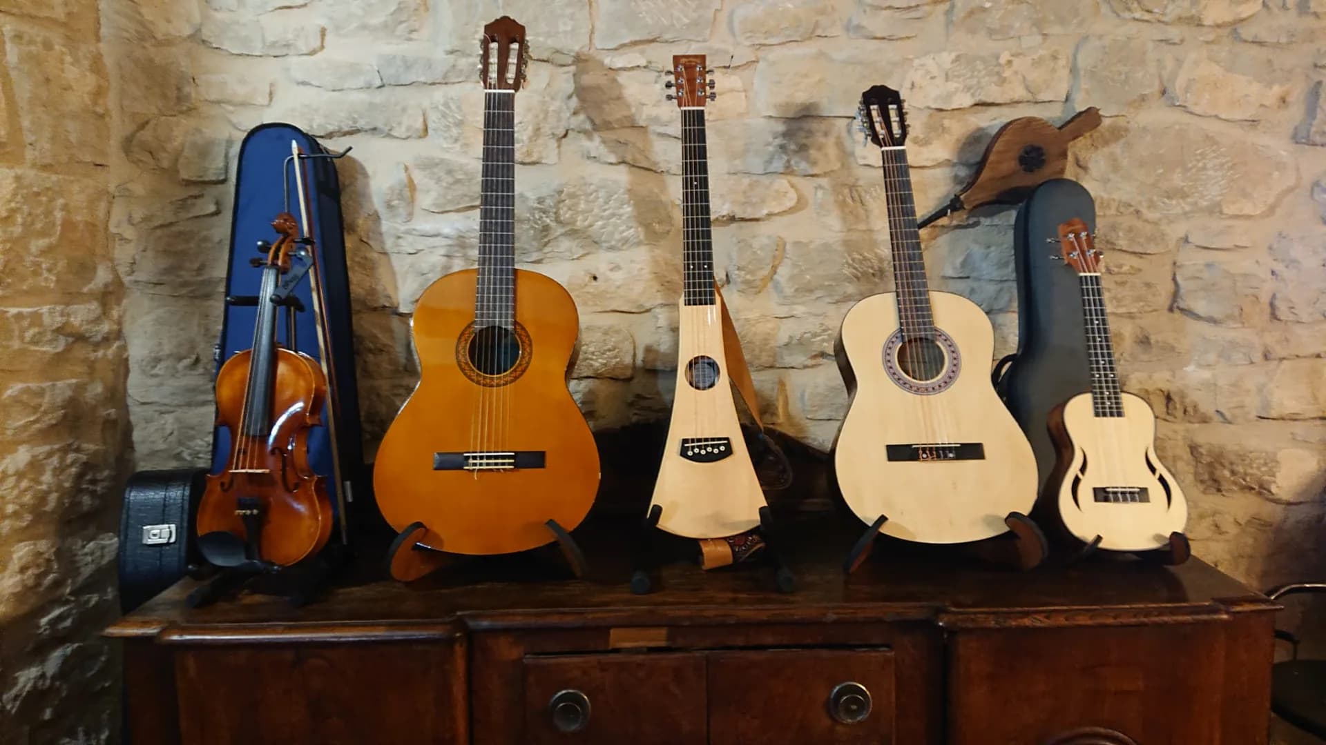 Musica guitarras diversas albergue sansol