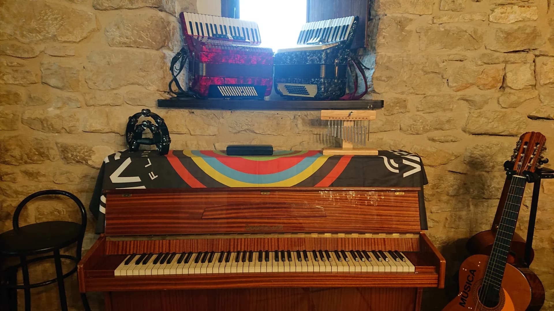 Piano y guitarras albergue sansol